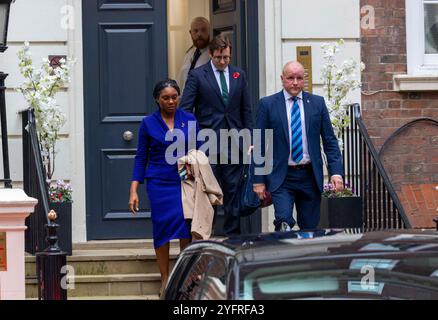 Kemi Badenoch quitte le quartier général de la campagne conservatrice avec son mari Hamish après qu'elle ait été déclarée nouvelle chef du Parti conservateur. Banque D'Images