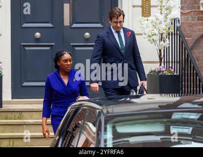 Kemi Badenoch quitte le quartier général de la campagne conservatrice avec son mari Hamish après qu'elle ait été déclarée nouvelle chef du Parti conservateur. Banque D'Images