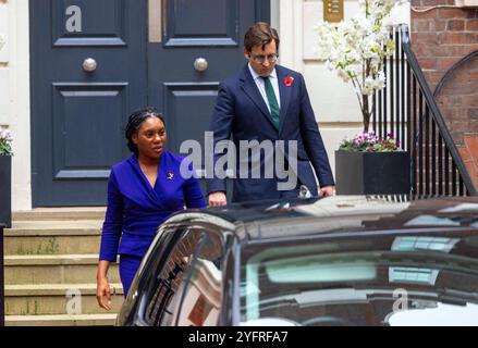 Kemi Badenoch quitte le quartier général de la campagne conservatrice avec son mari Hamish après qu'elle ait été déclarée nouvelle chef du Parti conservateur. Banque D'Images