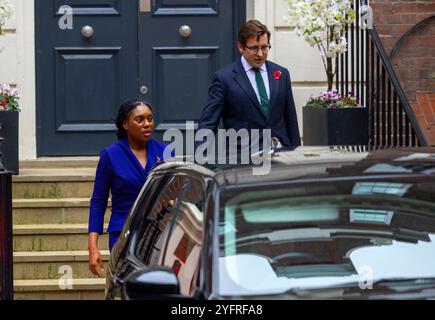 Kemi Badenoch quitte le quartier général de la campagne conservatrice avec son mari Hamish après qu'elle ait été déclarée nouvelle chef du Parti conservateur. Banque D'Images