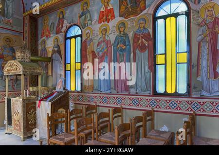 Intérieur de l'église orthodoxe avec icônes, vitraux et sièges en bois, église de la Dormition de la Vierge Marie, Panagia Thalassini, Stomio Banque D'Images