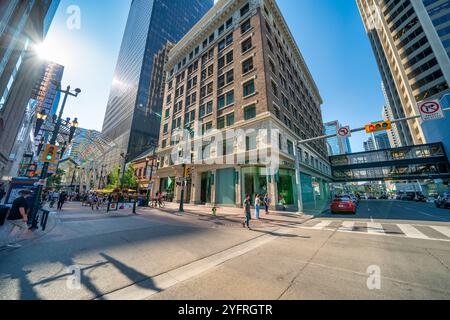 Calgary, Alberta - 10 juillet 2024 : rues et bâtiments de la ville au coucher du soleil. Banque D'Images