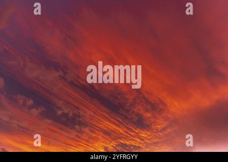 Énorme nuage orange dans le ciel au coucher du soleil. Alsace, France, Europe Banque D'Images