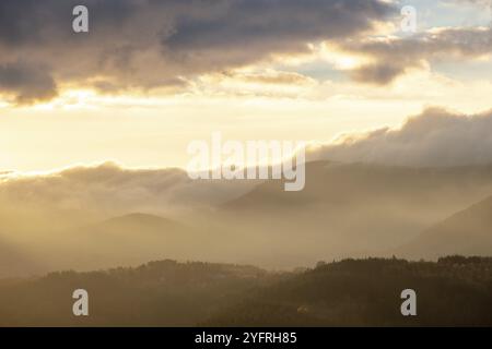 Brume dans les montagnes en automne. Le soleil du soir illumine les vallées. France Europe, Vosges Banque D'Images