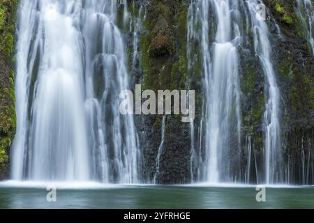 Cascade de la source du Lison dans un havre de paix avec sa cascade entourée de forêt. Nans-sous-Sainte-Anne, Doubs, Bourgogne-Franche-Co Banque D'Images