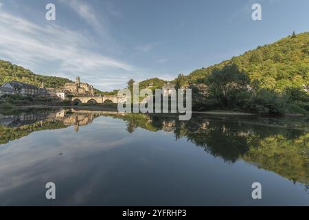 Pont médiéval sur Lot avec château dans le village d'Estaing. Aveyron, France, Europe Banque D'Images