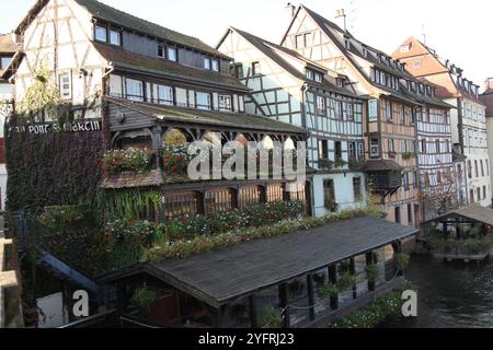 Restaurant au Pont Saint-Martin, Strasbourg, France, 2024, restaurant de l'autre côté de la rivière Banque D'Images