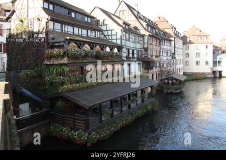 Restaurant au Pont Saint-Martin, Strasbourg, France, 2024, restaurant de l'autre côté de la rivière Banque D'Images