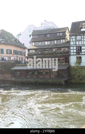 Restaurant au Pont Saint-Martin, Strasbourg, France, 2024, restaurant de l'autre côté de la rivière Banque D'Images