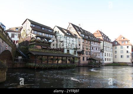 Restaurant au Pont Saint-Martin, Strasbourg petite France, France, 2024, restaurant de l'autre côté de la rivière Banque D'Images