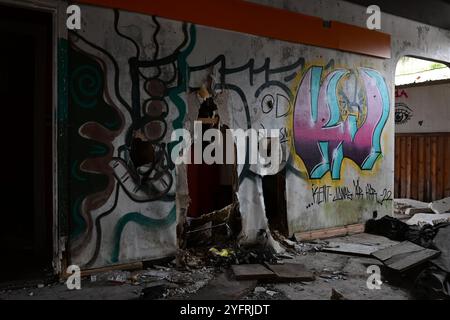 Skånes-Fagerhult, Skåne, Suède. 5 novembre 2024. Station-service abandonnée. Banque D'Images