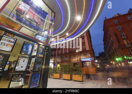 Le cinéma Vox à Strasbourg illuminé la nuit. Bas-Rhin, Alsace, Grand est, France, Europe Banque D'Images