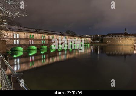 Le barrage Vauban illuminé la nuit pendant Noël. Strasbourg. Bas-Rhin, Alsace, Grand est, France, Europe Banque D'Images