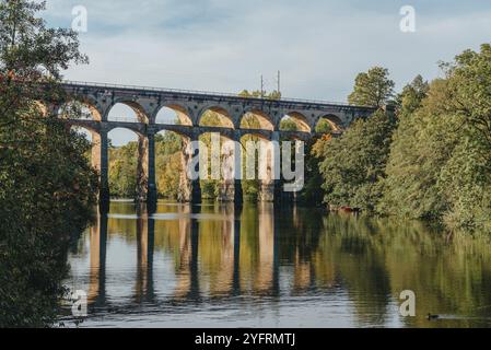 Pont ferroviaire avec rivière à Bietigheim-Bissingen, Allemagne. Automne. Viaduc ferroviaire au-dessus de la rivière Enz, construit en 1853 par Karl von Etzel sur une somme ensoleillée Banque D'Images