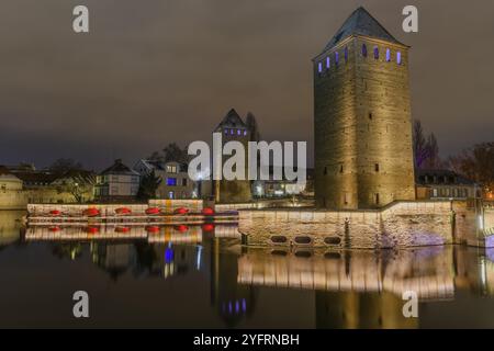 Les tours de guet jumelles des ponts couverts illuminées la nuit pendant Noël. Strasbourg, Bas-Rhin, Alsace, Grand est, France, Europe Banque D'Images