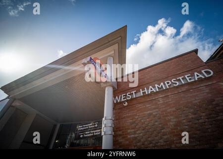 LONDRES - 7 OCTOBRE 2024 : West Hampstead Overground Station sur West End Lane, NW6 North West London Banque D'Images