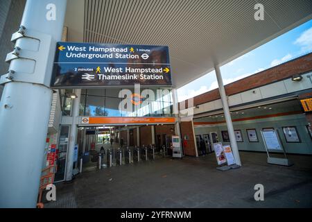 LONDRES - 7 OCTOBRE 2024 : West Hampstead Overground Station sur West End Lane, NW6 North West London Banque D'Images