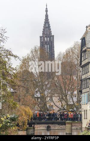 La grande cathédrale notre-Dame vue de la petite France à Strasbourg à Noël. Bas-Rhin, Alsace, Grand est, France, Europe Banque D'Images