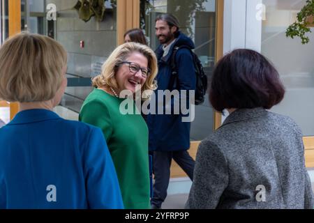 25 Jahre Ziviler Friedensdienst Deutschland, Berlin AM 05.11.2024 : BM Svenja Schulze BMZ / SPD kommt in das Hause der Bundespressekonferenz an. *** 25 ans du Service civil de la paix Allemagne, Berlin le 05 11 2024 BM Svenja Schulze BMZ SPD arrive au bâtiment de la Conférence de presse fédérale Banque D'Images