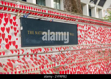LONDRES - 30 OCTOBRE 2024 : le mur commémoratif national COVID sur la rive sud par l'hôpital St Thomas Banque D'Images