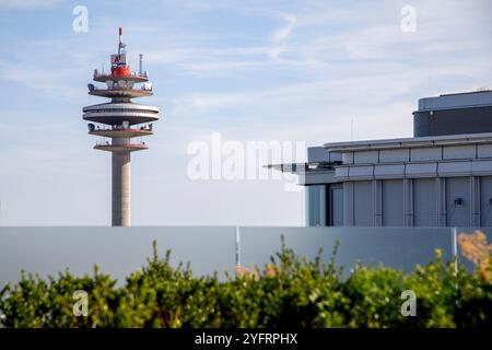 La tour de radio Vienne-Arsenal de l'A1 Telekom Austria, achevée en 1975 (également connue sous le nom d'Arsenalturm, tour de télécommunications Vienne-Arsenal, tour de liaison radio Arsenal, RiFu Arsenal en abrégé, Postturm ou simplement Alfred) est une tour autoportante de 155 mètres de haut avec un puits en béton armé dans le 3ème arrondissement de Vienne Banque D'Images