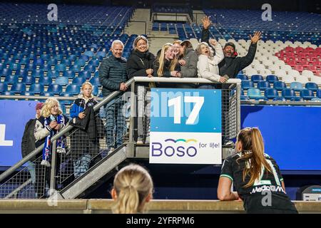 Heerenveen, pays-Bas. 02 novembre 2024. Heerenveen - supporters lors du cinquième tour de l'Azerion Vrouwen Eredivisie en saison 2024/2025. Le match se déroule entre SC Heerenveen V1 et Feyenoord V1 au stade Abe Lenstra le 2 novembre 2024 à Heerenveen, aux pays-Bas. Crédit : Box to Box Pictures/Alamy Live News Banque D'Images