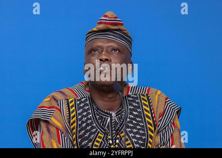 25 Jahre Ziviler Friedensdienst Deutschland, Berlin AM 05.11.2024 : Francois Tendeng, ZfD-Koordinator in Mali BEI der Gemeinsame Pressekonferez mit BM Svenja Schulze BMZ / SPD zur 25 Jahre Jubiläum. *** 25 ans de service civil pour la paix Allemagne, Berlin le 05 11 2024 François Tendeng, Coordinateur CPS au Mali lors de la conférence de presse conjointe avec BM Svenja Schulze BMZ SPD à l'occasion du 25ème anniversaire Banque D'Images