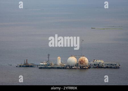 Une nappe de pétrole provenant de l'explosion de Deepwater menace les zones humides entourant le golfe du Mexique. Banque D'Images