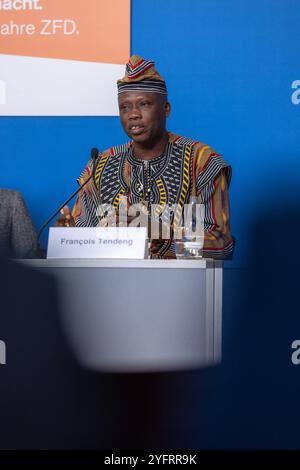 25 Jahre Ziviler Friedensdienst Deutschland, Berlin AM 05.11.2024 : Francois Tendeng, ZfD-Koordinator in Mali BEI der Gemeinsame Pressekonferez mit BM Svenja Schulze BMZ / SPD zur 25 Jahre Jubiläum. *** 25 ans de service civil pour la paix Allemagne, Berlin le 05 11 2024 François Tendeng, Coordinateur CPS au Mali lors de la conférence de presse conjointe avec BM Svenja Schulze BMZ SPD à l'occasion du 25ème anniversaire Banque D'Images