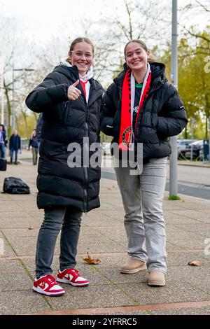 Heerenveen, pays-Bas. 02 novembre 2024. Heerenveen - supporters lors du cinquième tour de l'Azerion Vrouwen Eredivisie en saison 2024/2025. Le match se déroule entre SC Heerenveen V1 et Feyenoord V1 au stade Abe Lenstra le 2 novembre 2024 à Heerenveen, aux pays-Bas. Crédit : Box to Box Pictures/Alamy Live News Banque D'Images