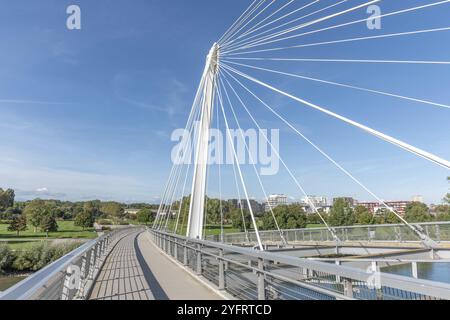 Passerelle deux rives, pont pour piétons et cyclistes sur le Rhin entre Kehl et Strasbourg. Le pont symbolise la paix en Europe Banque D'Images