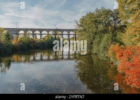 Pont ferroviaire avec rivière à Bietigheim-Bissingen, Allemagne. Automne. Viaduc ferroviaire au-dessus de la rivière Enz, construit en 1853 par Karl von Etzel sur une somme ensoleillée Banque D'Images