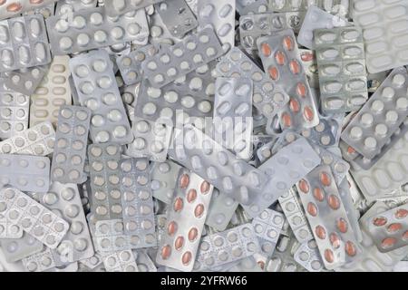 Fond d'un grand tas de blisters de médicaments utilisés et périmés avec des pilules Banque D'Images