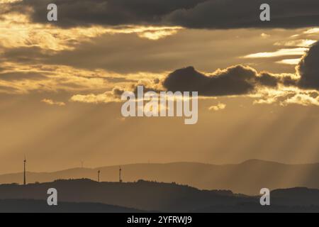 Éoliennes sur les montagnes de la Forêt Noire le matin. Freiburg brisgau, Allemagne, Europe Banque D'Images