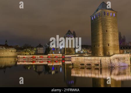 Les tours de guet jumelles des ponts couverts illuminées la nuit pendant Noël. Strasbourg, Bas-Rhin, Alsace, Grand est, France, Europe Banque D'Images