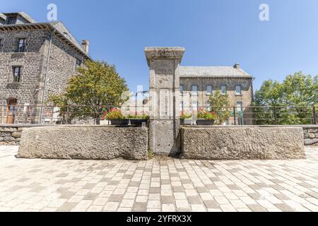 Ancienne fontaine avec de l'eau douce sur place dans le village Aubrac. Aveyron, France, Europe Banque D'Images