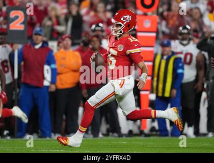 Kansas City, États-Unis. 04th Nov, 2024. Patrick Mahomes (15 ans), quarterback des Kansas City Chiefs, court pour une première descente lors du Monday Night Football au stade Arrowhead de Kansas City, Missouri, le 4 novembre 2024. Photo de Jon Robichaud/UPI crédit : UPI/Alamy Live News Banque D'Images