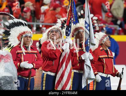 Kansas City, États-Unis. 04th Nov, 2024. Les Chiefs de Kansas City présentent un gardien de couleur amérindien lors du Monday Night Football au stade Arrowhead de Kansas City, Missouri, le 4 novembre 2024. Photo de Jon Robichaud/UPI crédit : UPI/Alamy Live News Banque D'Images