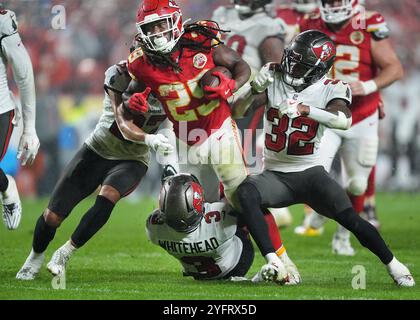 Kansas City, États-Unis. 04th Nov, 2024. Kansas City Chiefs Running Back Kareem Hunt (29 ans) court sur Defenders pendant Monday Night Football au stade Arrowhead à Kansas City, Missouri, le 4 novembre 2024. Photo de Jon Robichaud/UPI crédit : UPI/Alamy Live News Banque D'Images