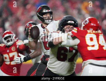 Kansas City, États-Unis. 04th Nov, 2024. Baker Mayfield (6 ans), le quarterback des Buccaneers de Tampa Bay, surveille le terrain sous pression lors du Monday Night Football au stade Arrowhead à Kansas City, Missouri, le 4 novembre 2024. Photo de Jon Robichaud/UPI crédit : UPI/Alamy Live News Banque D'Images