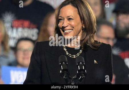 Pittsburgh, États-Unis. 04th Nov, 2024. La vice-présidente Kamala Harris s'adresse à ses partisans lors du 'vote for Freedom Rally' au Carrie Blast Furnaces à Rankin, Pennsylvanie, près de Pittsburgh, le lundi 4 novembre 2024, la veille des élections aux États-Unis. Photo par Archie Carpenter/UPI. Crédit : UPI/Alamy Live News Banque D'Images