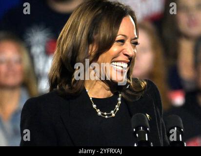 Pittsburgh, États-Unis. 04th Nov, 2024. La vice-présidente Kamala Harris s'adresse à ses partisans lors du 'vote for Freedom Rally' au Carrie Blast Furnaces à Rankin, Pennsylvanie, près de Pittsburgh, le lundi 4 novembre 2024, la veille des élections aux États-Unis. Photo par Archie Carpenter/UPI. Crédit : UPI/Alamy Live News Banque D'Images