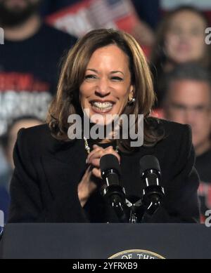 Pittsburgh, États-Unis. 04th Nov, 2024. La vice-présidente Kamala Harris s'adresse à ses partisans lors du 'vote for Freedom Rally' au Carrie Blast Furnaces à Rankin, Pennsylvanie, près de Pittsburgh, le lundi 4 novembre 2024, la veille des élections aux États-Unis. Photo par Archie Carpenter/UPI. Crédit : UPI/Alamy Live News Banque D'Images