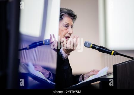 05 novembre 2024, Berlin : Lea Rosh, auteure et publiciste et représentante de l'Association à la mémoire de Johanna et Eduard Arnhold, intervient lors du changement de nom de la Piazzetta devant le Kulturforum en Johanna et Eduard Arnhold Platz. Le couple juif était un mécène important des arts et a fait don, entre autres, de l'Académie allemande Villa Massimo à Rome, qui est encore aujourd'hui la plus grande institution culturelle allemande à l'étranger. Les membres de l’Association pour le souvenir de Johanna et Eduard Arnhold, qui vise également à commémorer l’engagement civique des classes moyennes juives à Germa Banque D'Images