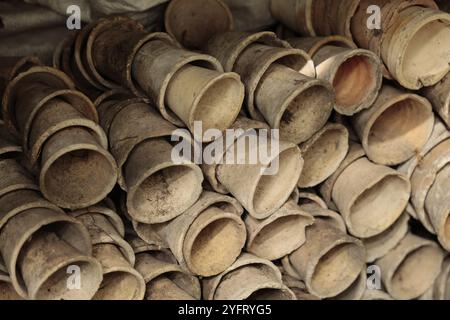 Gros plan des piles de vieux pots de fleurs en terre cuite usagés dans le hangar de jardinage Banque D'Images