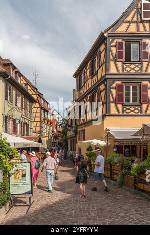 Ruelle avec des maisons à colombages colorées à la petite Venise, Colmar, Alsace, Grand est, France Banque D'Images