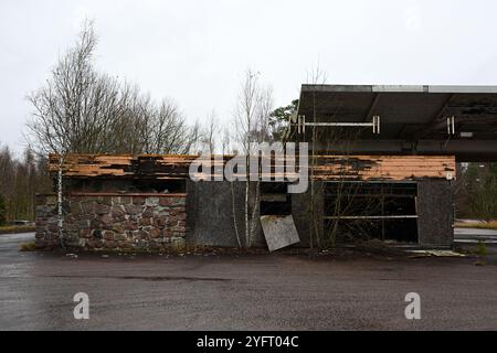 Skånes-Fagerhult, Skåne, Suède. 5 novembre 2024. Station-service abandonnée. Banque D'Images