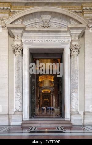 Porte d'entrée principale de la basilique Saint-Pierre, Cité du Vatican, Rome, Italie Banque D'Images