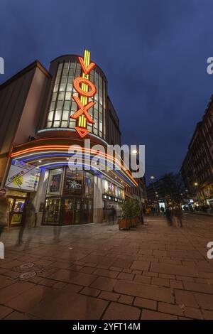 Le cinéma Vox à Strasbourg illuminé la nuit. Bas-Rhin, Alsace, Grand est, France, Europe Banque D'Images