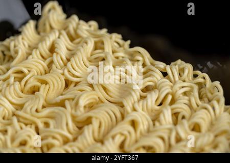 nouilles séchées roulées aux œufs pendant la cuisson, détails des nouilles à la farine avec des œufs pendant la cuisson Banque D'Images